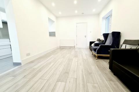 3 bedroom flat to rent, Westbury Avenue, Turnpike Lane