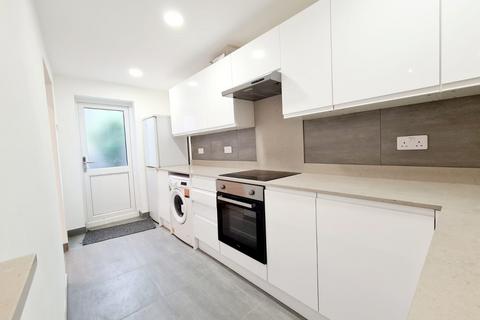 3 bedroom flat to rent, Westbury Avenue, Turnpike Lane