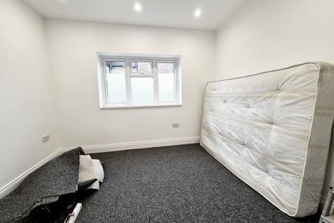 3 bedroom flat to rent, Westbury Avenue, Turnpike Lane