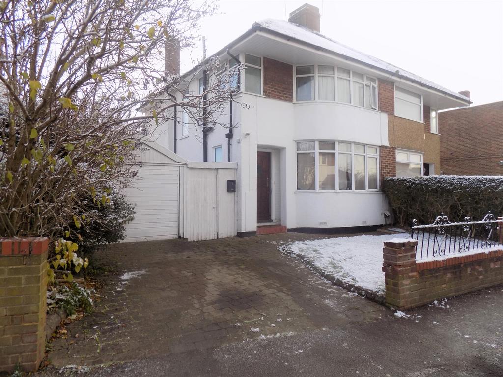 Heywood Drive, Luton, Bedfordshire, LU2 3 bed semidetached house £