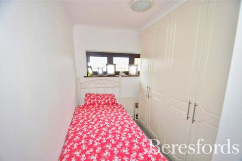 15 Flamingo Walk, Hornchurch, RM12 5QP