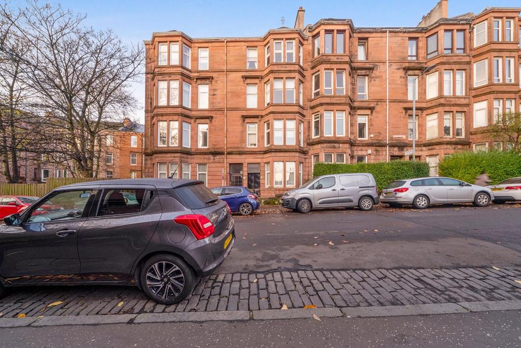 11 Thornwood Drive, Glasgow 1 bed apartment £150,000