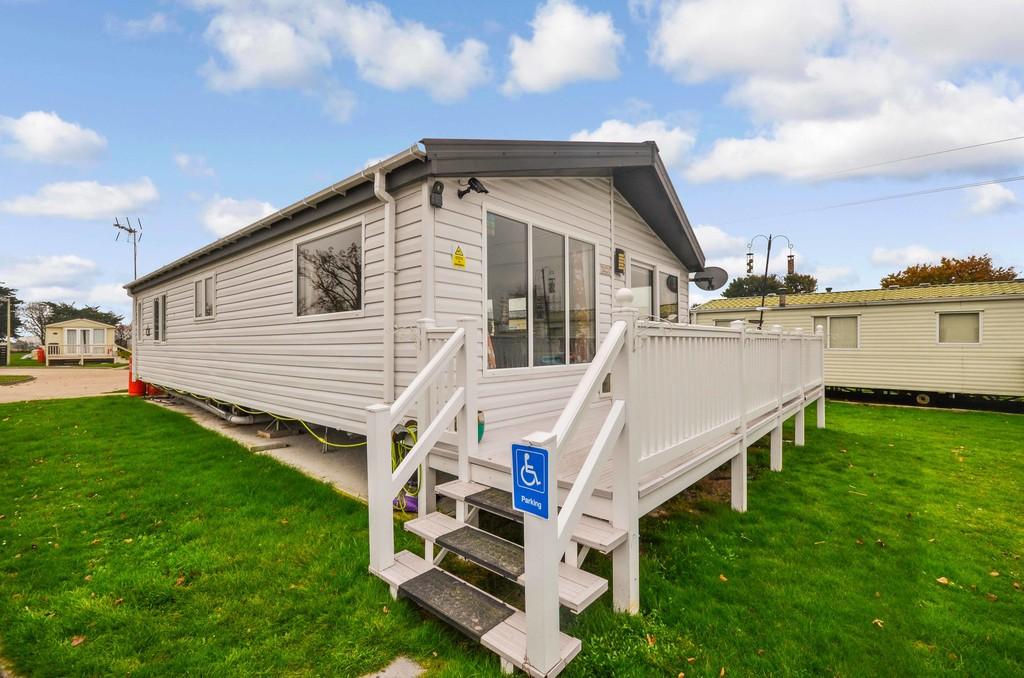Valley Road, Clacton-on-Sea, CO15 6LY 2 bed mobile home - £71,500