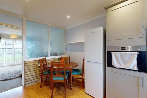 56 Lynwood, Folkestone, CT19 5DD