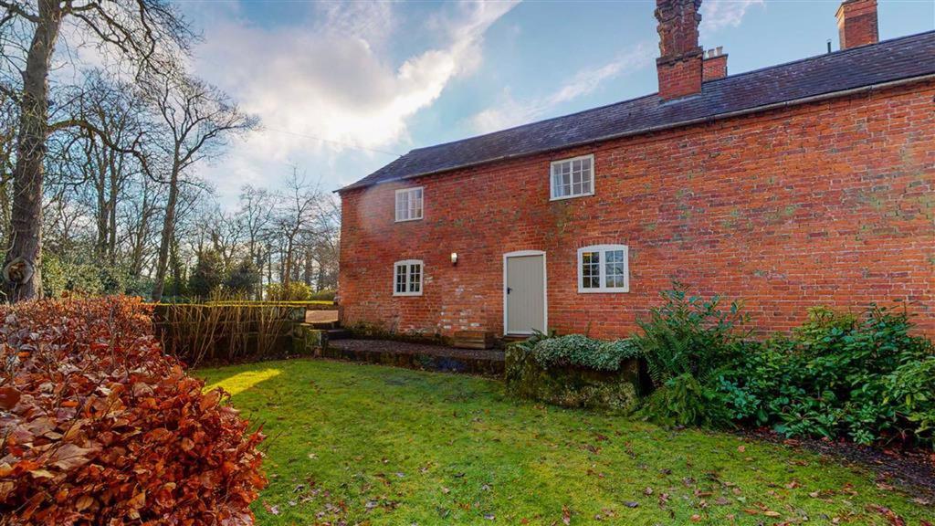 Walford Heath, Shrewsbury 2 bed semidetached house £795 pcm (£183 pw)