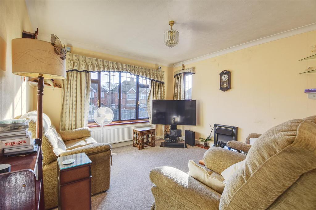 Buxton Drive, BexhillOnSea 3 bed semidetached bungalow £367,500