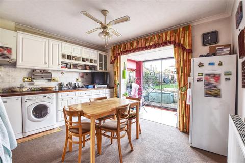 118 Buxton Drive, Bexhill-on-sea, TN39 4AS