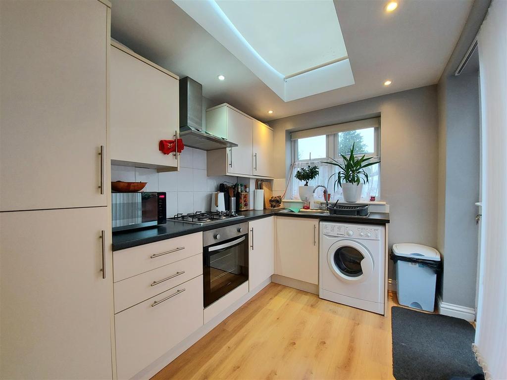 Stayton Road, Sutton 1 bed apartment £1,100 pcm (£254 pw)
