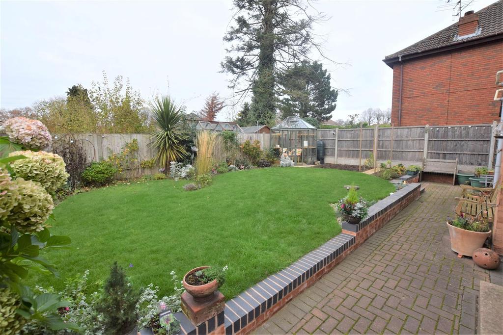 2 Hampton Close - garden.JPG