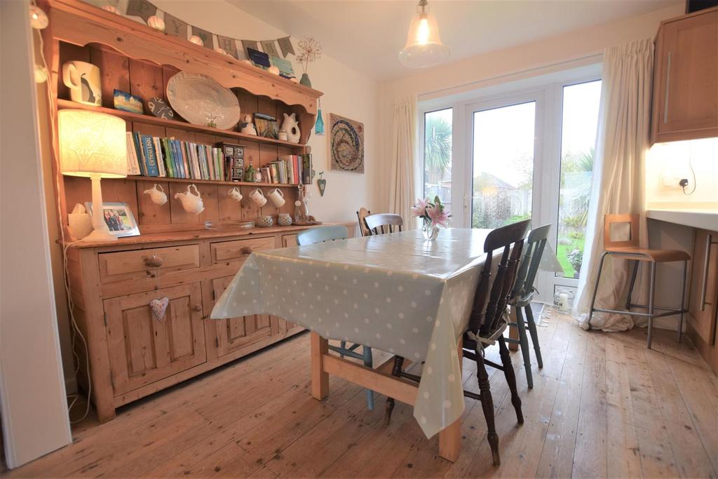 2 Hampton Close - dining area.JPG