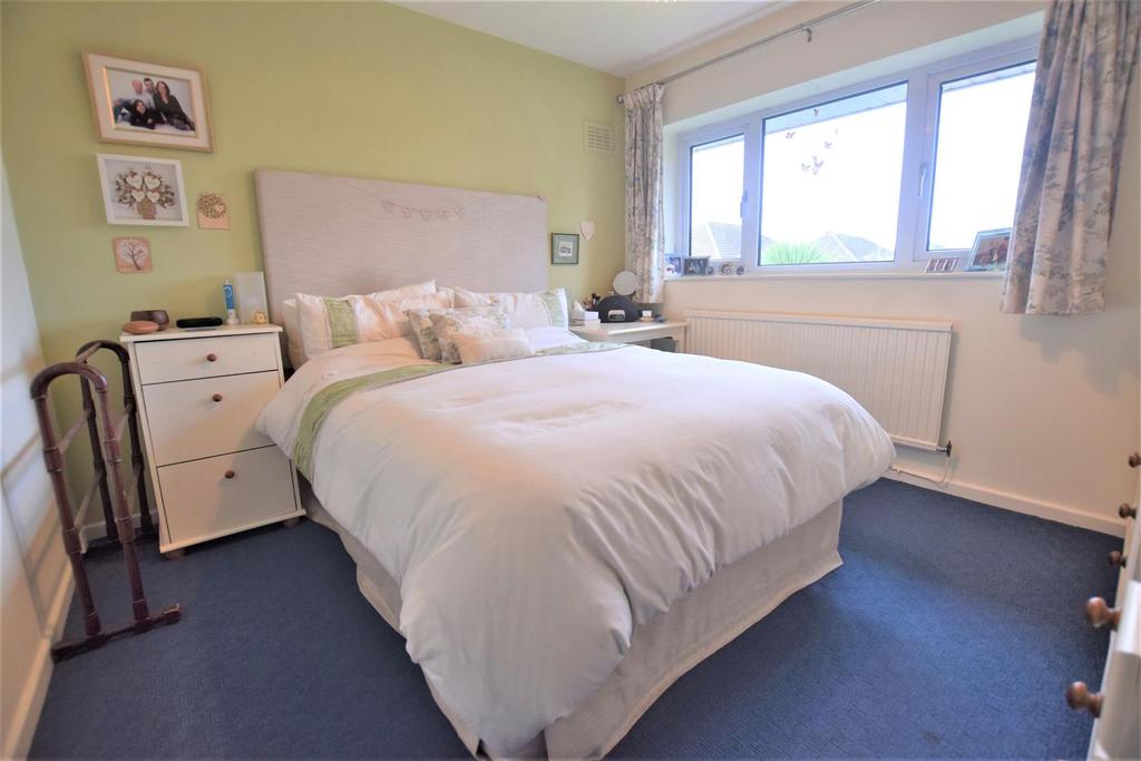 2 Hampton Close - bedroom 1.JPG