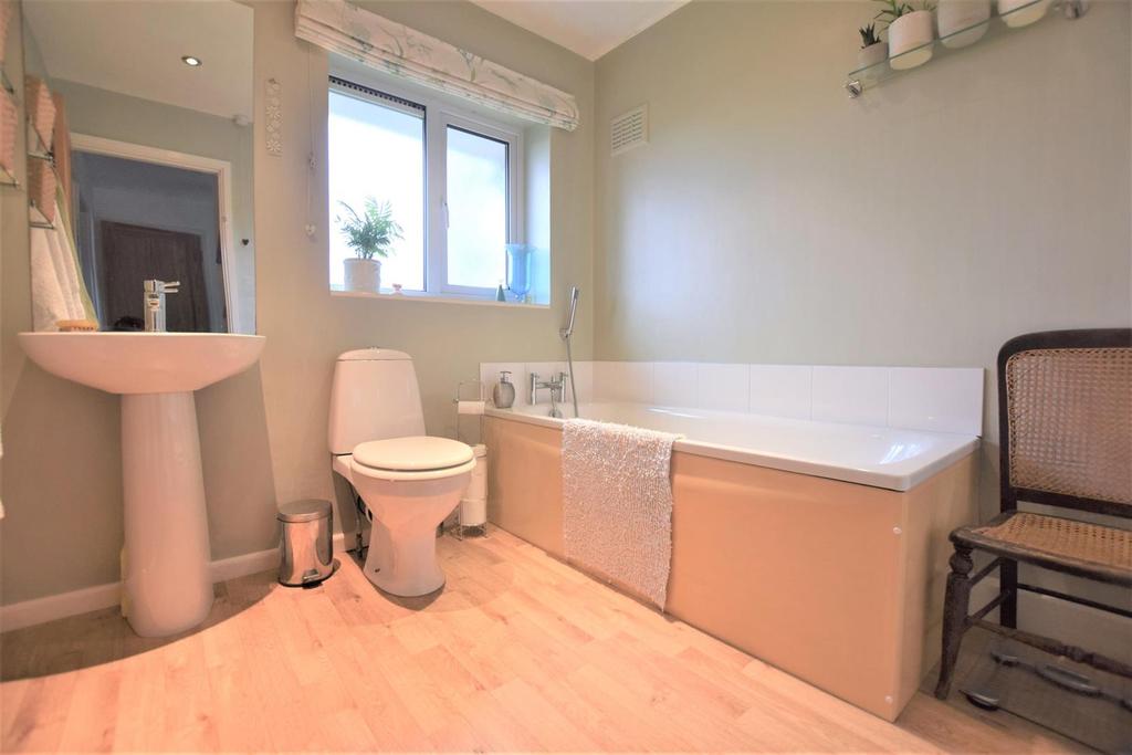 2 Hampton Close - bathroom.JPG