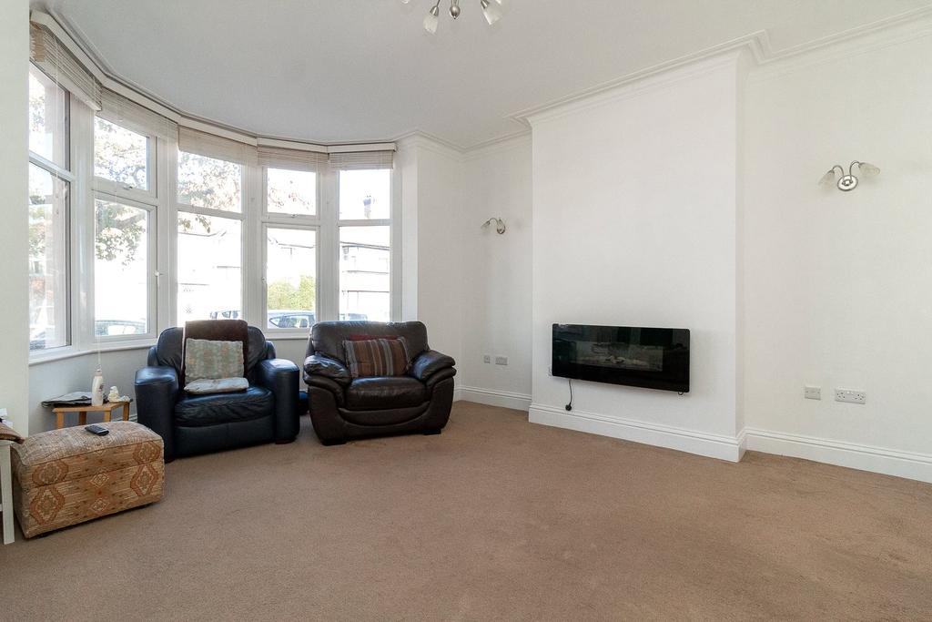 Hillside Drive, Edgware, HA8 4 bed semidetached house £775,000