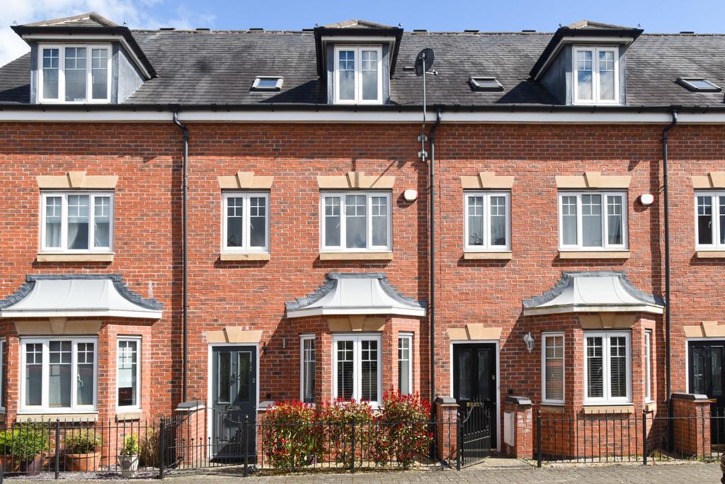 Campriano Drive, Warwick, Warwick, CV34 3 bed semidetached house £