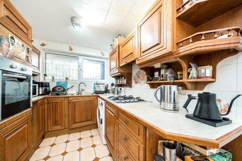 3 bedroom maisonette to rent, Ollerton Green, Bow, London, E3