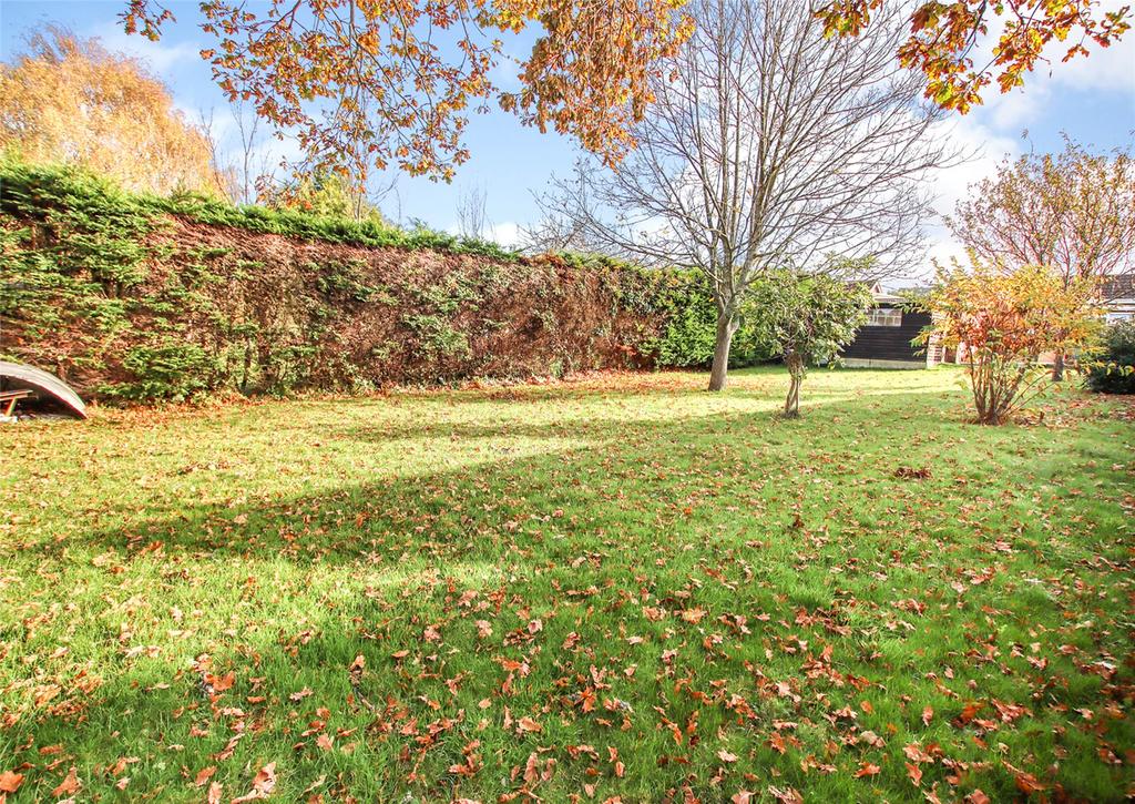 Cowley Road, Lymington, Hampshire, SO41 3 bed bungalow £650,000