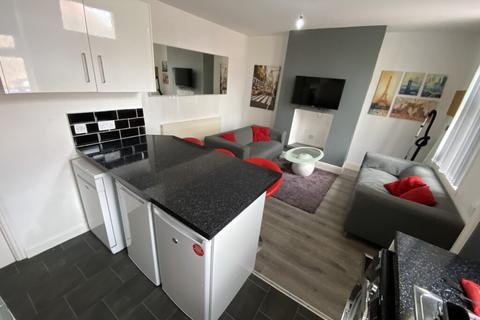 3 bedroom terraced house to rent, Harold Mount, Hyde Park ,Leeds, LS6 1PW