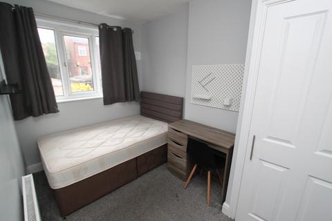 4 bedroom house to rent - BELLE VUE ROAD, Leeds
