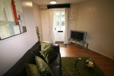 3 bedroom flat to rent, HYDE PARK TERRACE, Leeds