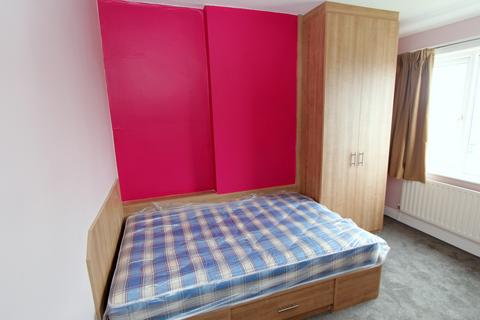 4 bedroom house to rent, KELSO GARDENS, Leeds