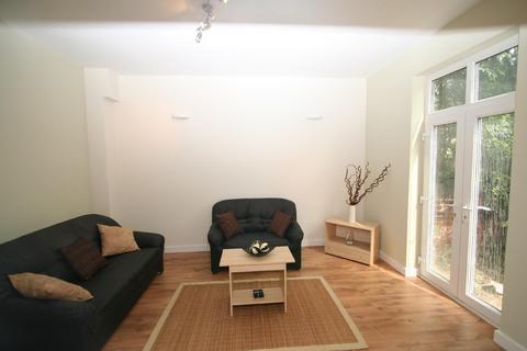 5 bedroom house to rent, VICTORIA ROAD, Leeds