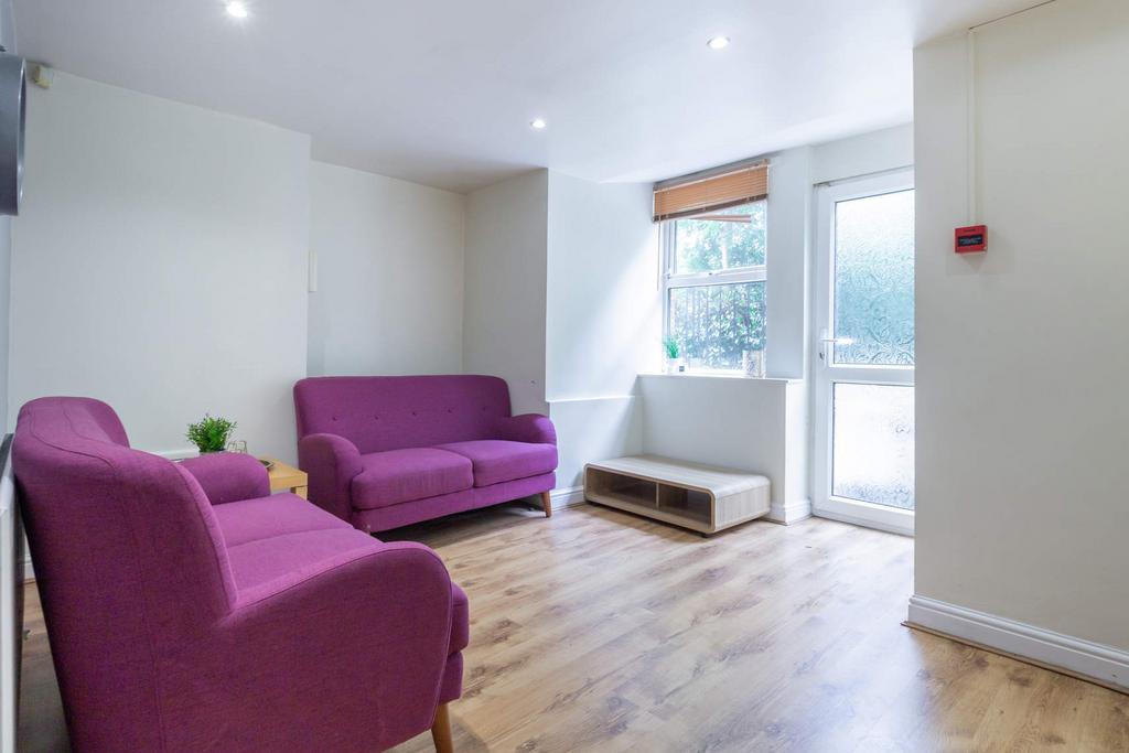 WINSTANLEY TERRACE, Leeds 2 bed house to rent £641 pcm (£148 pw)