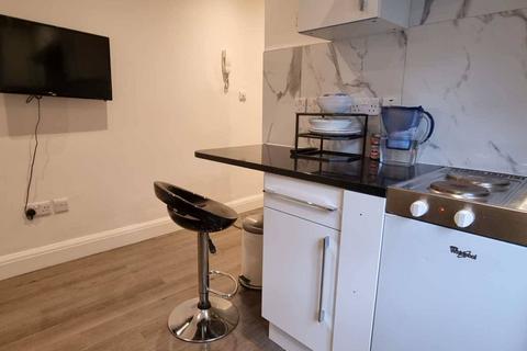 Studio to rent, Warwick Gardens, Kensington W14