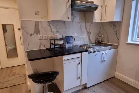 Studio to rent, Warwick Gardens, Kensington W14