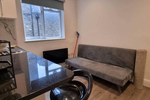 Studio to rent, Warwick Gardens, Kensington W14