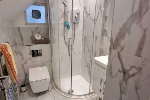 Studio to rent, Warwick Gardens, Kensington W14