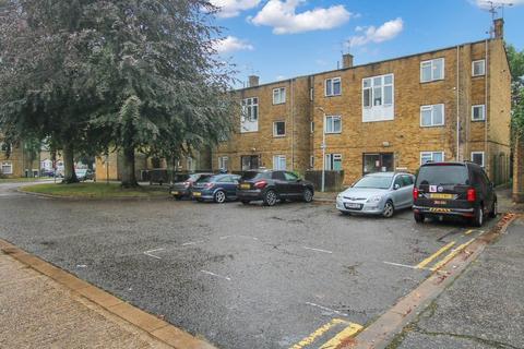 17 Enfield Close, Uxbridge, UB8 2PX