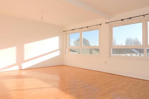 3 bedroom flat to rent, Auckland Close, En1