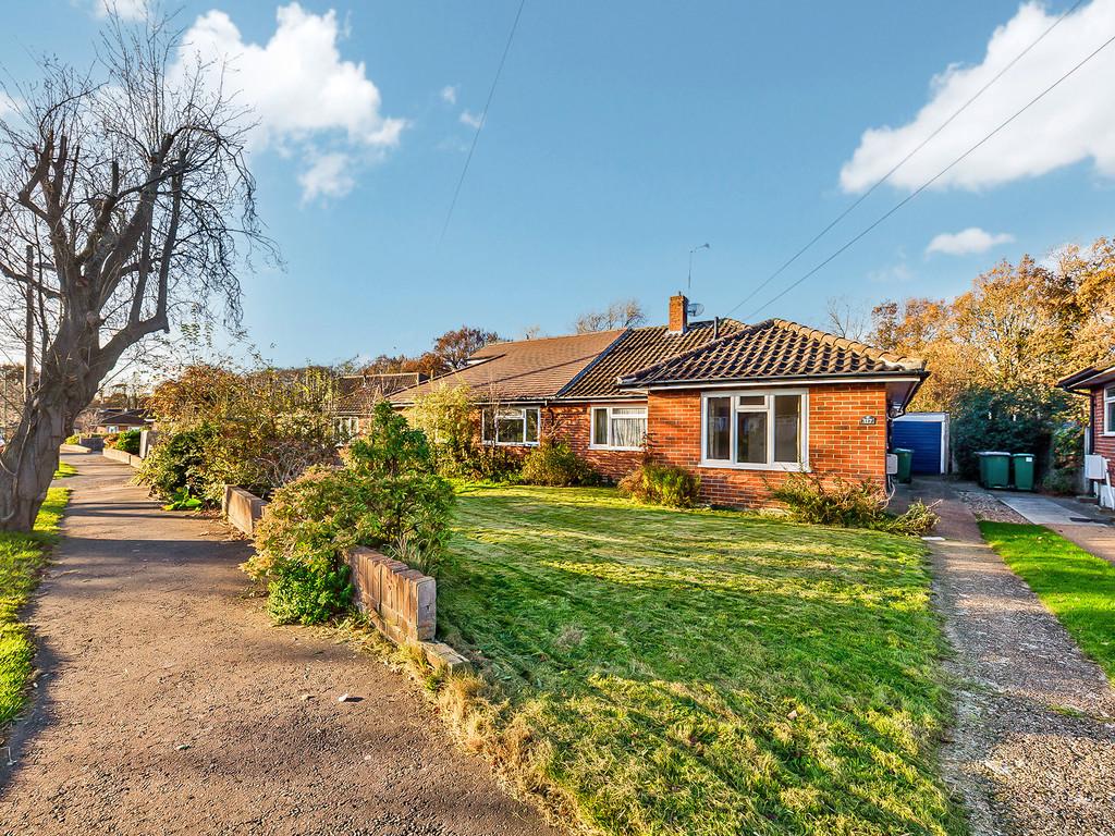 Cootes Avenue, Horsham 3 bed semidetached bungalow £475,000