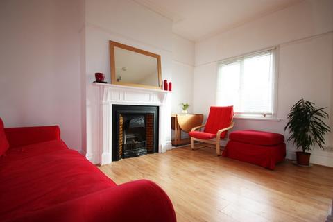 2 bedroom flat to rent, Kendall Avenue, South Croydon