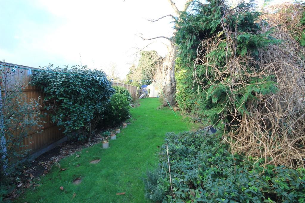 Sturt Road Frimley Green,Surrey GU16 6HX 2 bed cottage