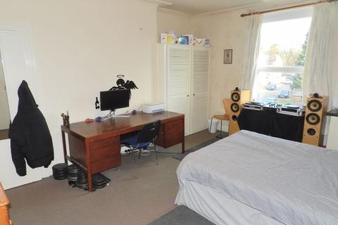 6 Buckingham Mount, Headingley, Leeds, LS6 1DN