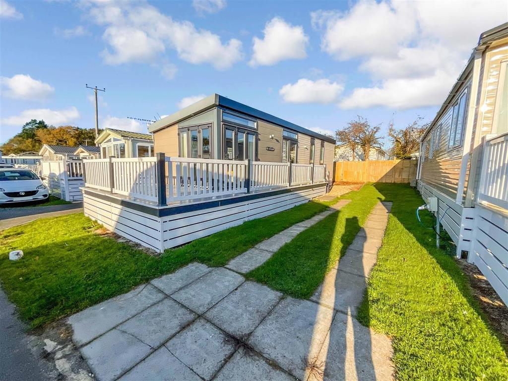 Solent Breezes, Chilling Lane, Warsash 2 bed park home for sale £40,000