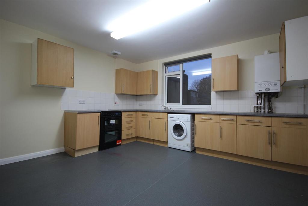 Goodson Road, Harlesden, NW10 9LR 3 bed flat £1,846 pcm (£426 pw)