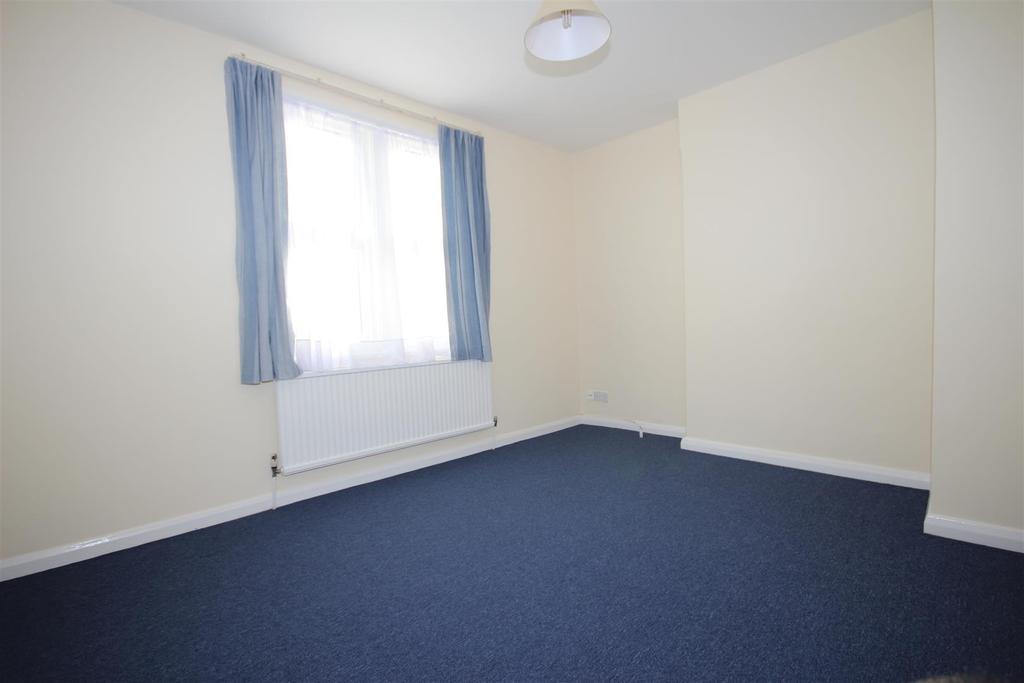 Goodson Road, Harlesden, NW10 9LR 3 bed flat £1,846 pcm (£426 pw)