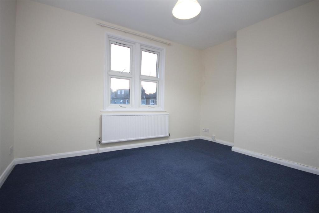 Goodson Road, Harlesden, NW10 9LR 3 bed flat £1,846 pcm (£426 pw)
