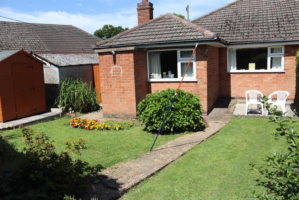 Findon Close, Bulkington, Bedworth 2 bed semidetached bungalow £850