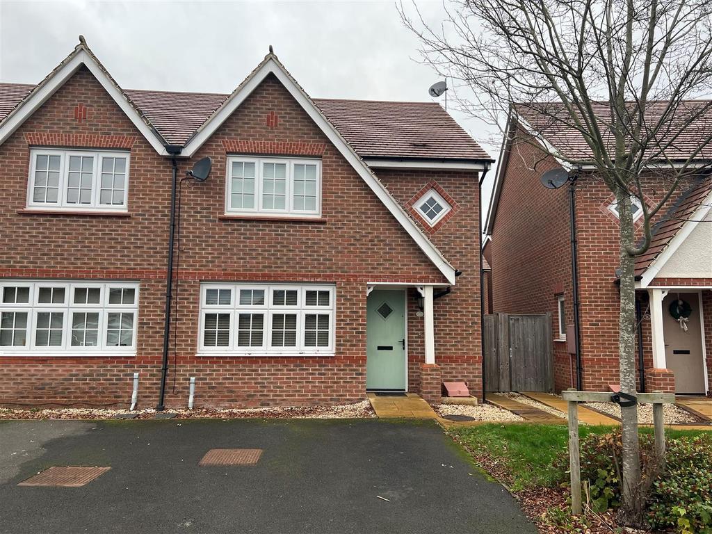 Elizabeth Close, Countesthorpe. 3 bed semidetached house £900 pcm (£