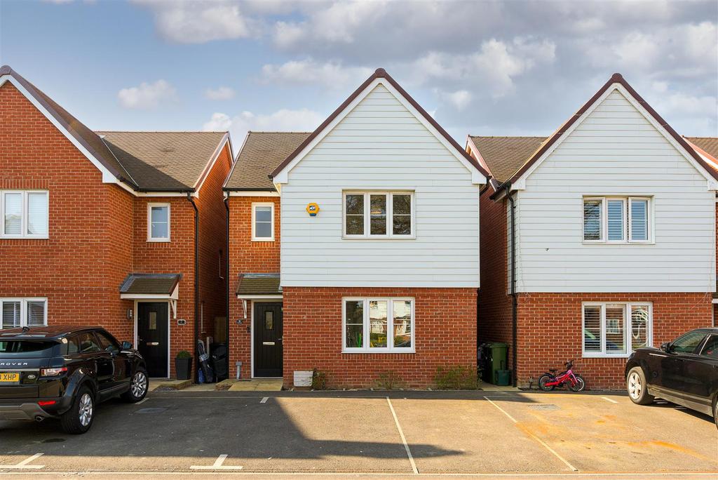 Peach Road, Horley 3 bed house £425,000
