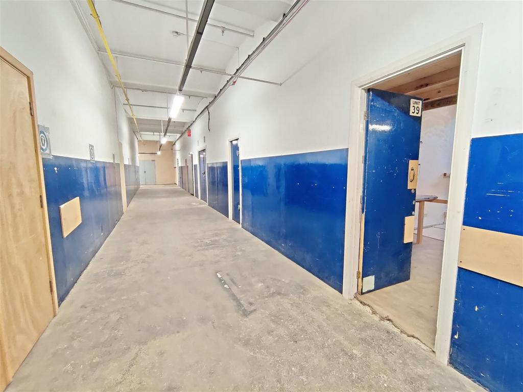 Colne Valley Business Park, Linthwaite Industrial unit £200 pcm (£46 pw)