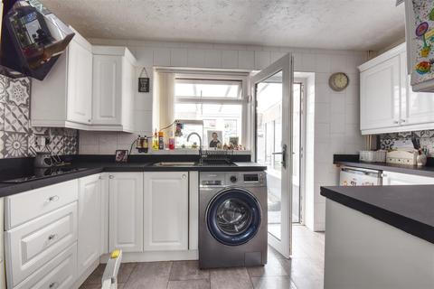 20 Mistley Close, Bexhill-on-sea, TN40 2TD