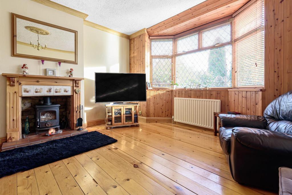 Rodney Road, WaltonOnThames, KT12 3 bed detached house £725,000
