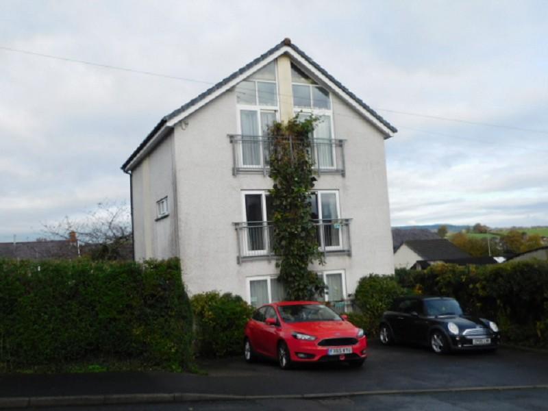 Y Berllan, Blende Road, Llandeilo... 2 bed flat £550 pcm (£127 pw)