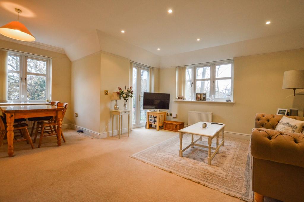 Old Woking Road, West Byfleet, KT14 2 bed flat £1,495 pcm (£345 pw)