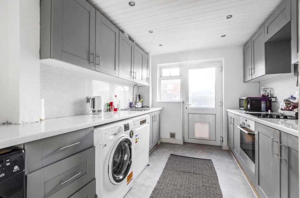Mayfield Close, Carterton, Oxfordshire OX18 3 bed terraced house £290,000