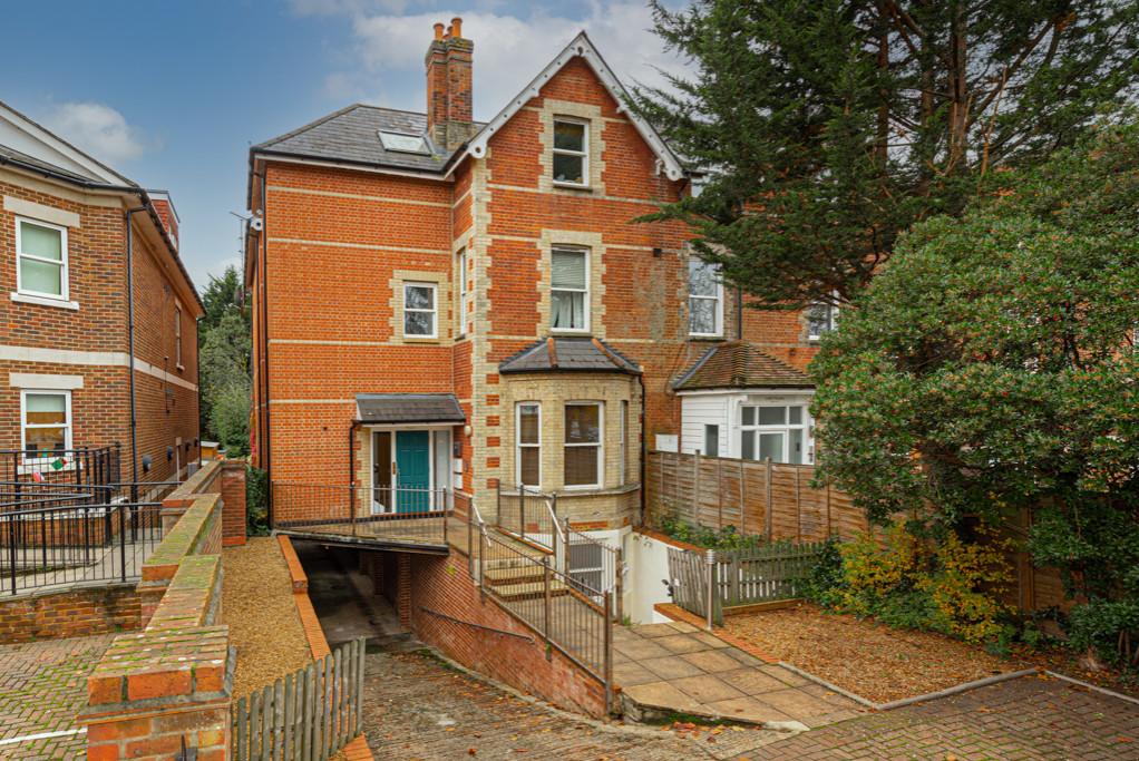 Leatherhead 2 bed apartment £1,400 pcm (£323 pw)